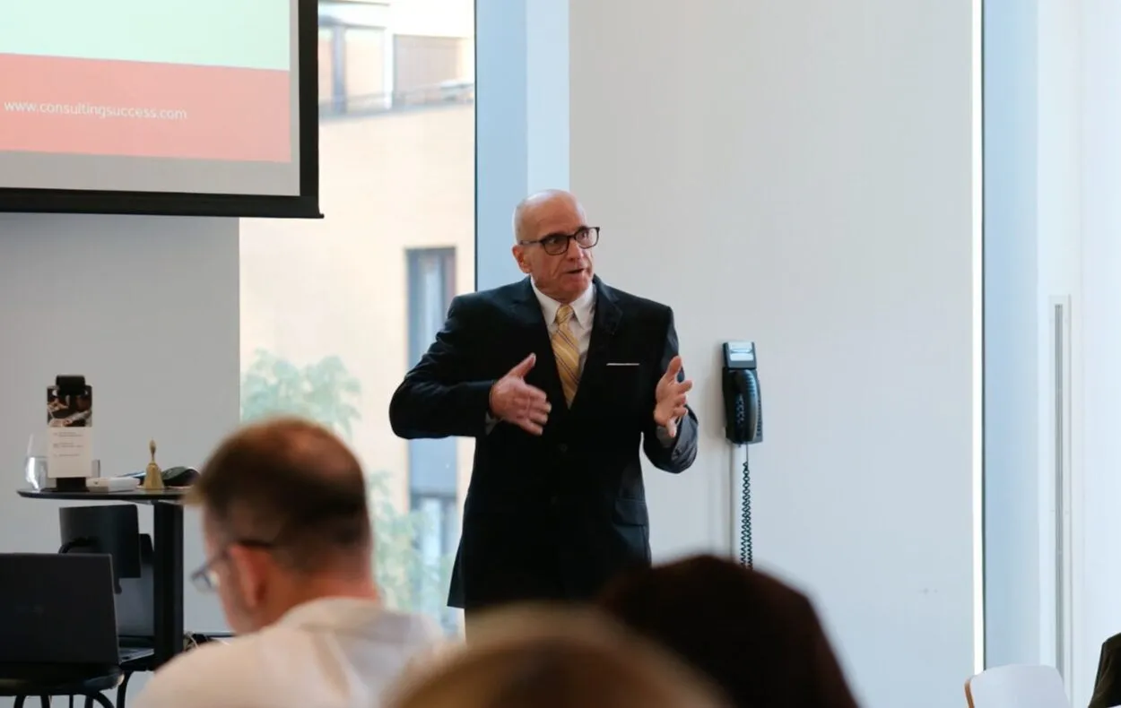 Michel Fortin speaking at a B2B founders mastermind
